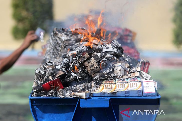 FOTO - Pemusnahan rokok impor ilegal di Aceh