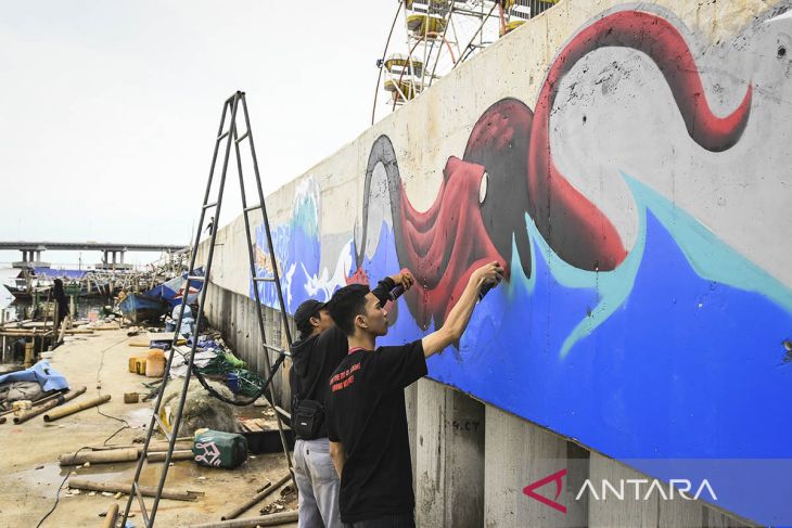 Pembuatan mural di tanggul laut Dadap Tangerang