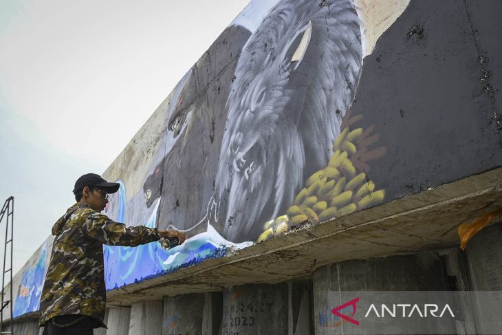 Pembuatan mural di tanggul laut Dadap Tangerang