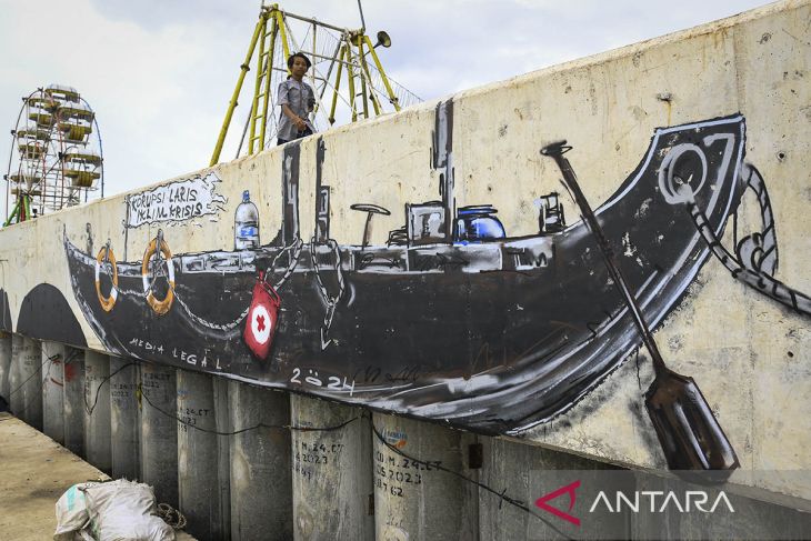 Pembuatan mural di tanggul laut Dadap Tangerang