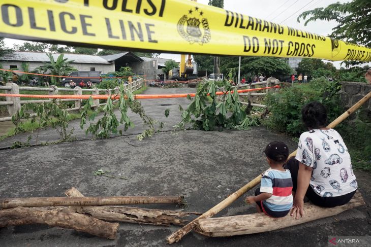 Jembatan patah akibat tersumbat enceng gondok