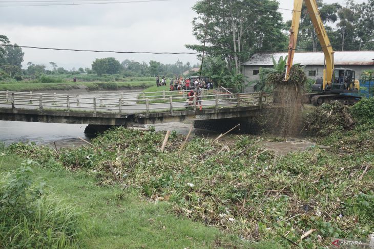 Jembatan patah akibat tersumbat enceng gondok