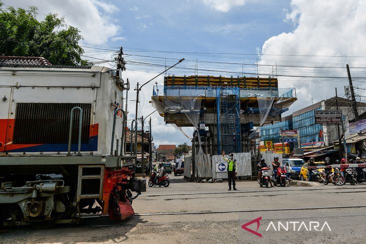 Peninjauan proyek jalan layang Nurtanio di Bandung