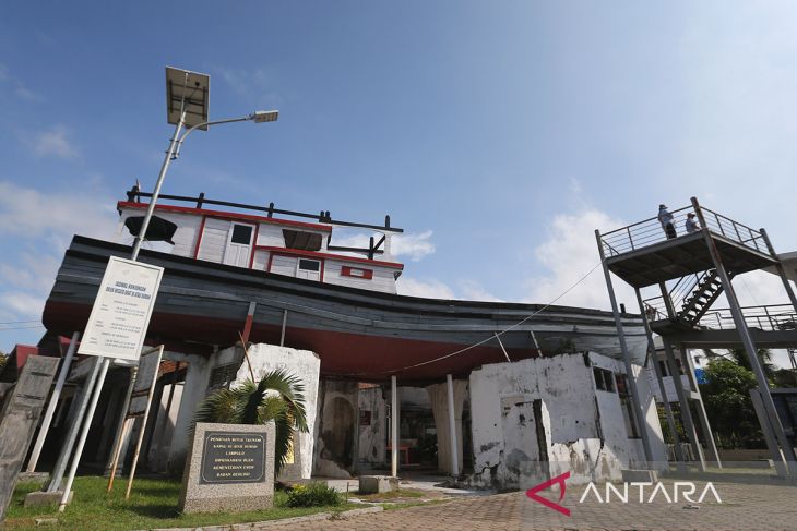 FOTO - Kunjungan wisman ke situs tsunami kapal atas rumah