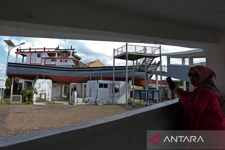 FOTO - Kunjungan wisman ke situs tsunami kapal atas rumah