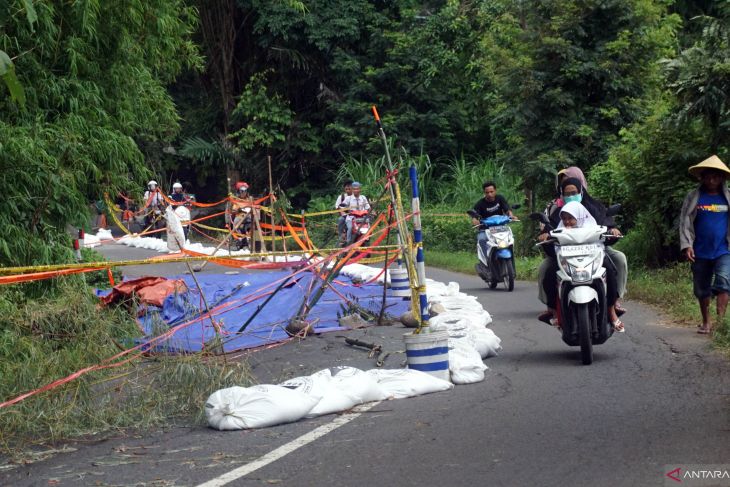 Longsor di Jalur Selingkar Wilis Tulungagung