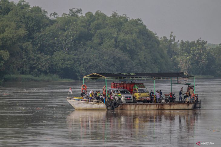 Perahu penyeberangan antar kabupaten di Sungai Brantas Nganjuk