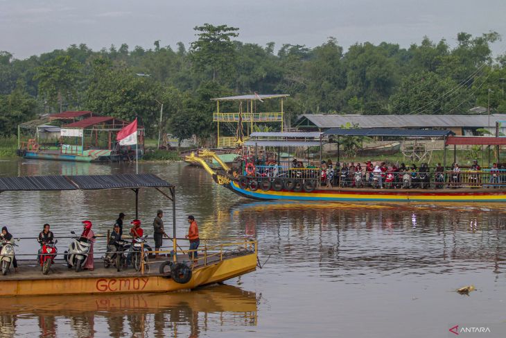 Perahu penyeberangan antar kabupaten di Sungai Brantas Nganjuk