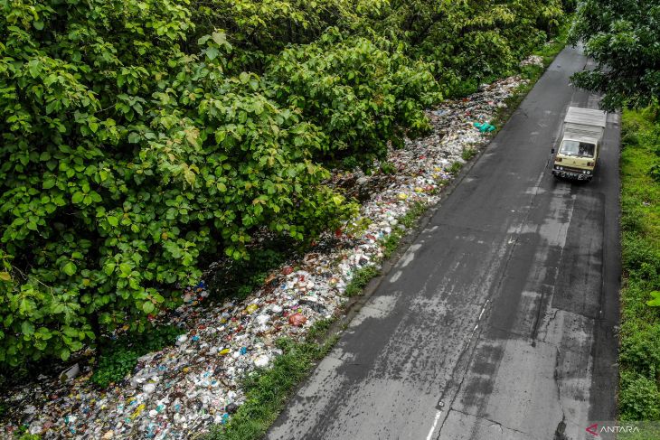 Tumpukan sampah di jalur utama Lamongan Tuban