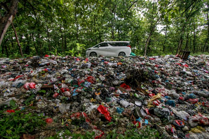 Tumpukan sampah di jalur utama Lamongan Tuban