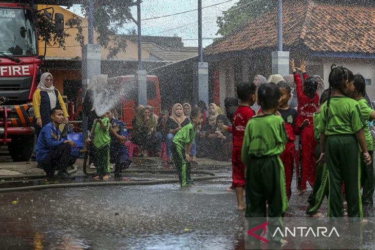 Edukasi profesi pemadam kebakaran di Kota Serang