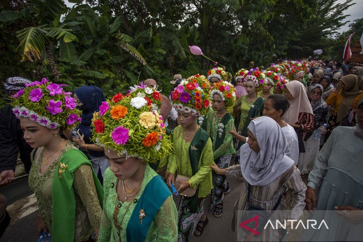 Pesta adat Ngarot Lelea