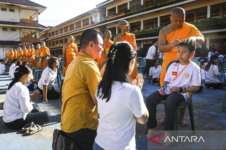 Ritual potong rambut Pabajja Samanera di Tangerang