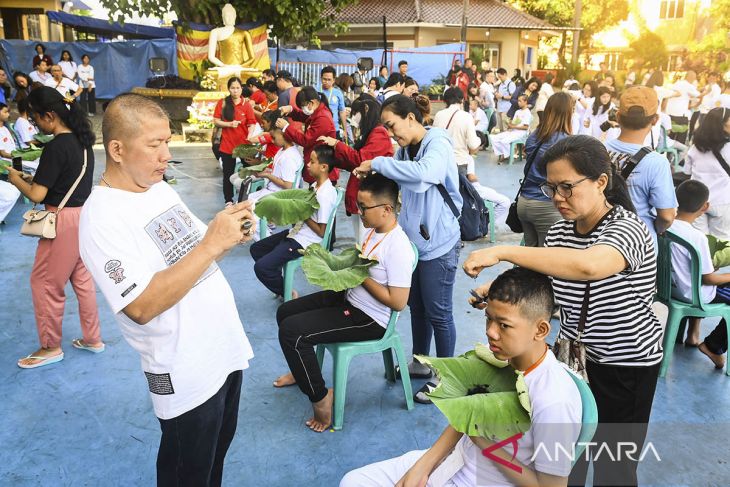 Ritual potong rambut Pabajja Samanera di Tangerang