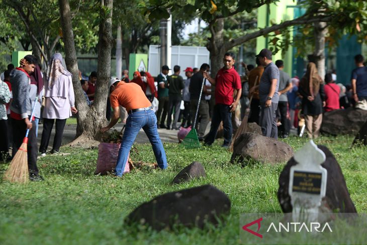 FOTO - Jumat bersih di kuburan massal tsunami Aceh