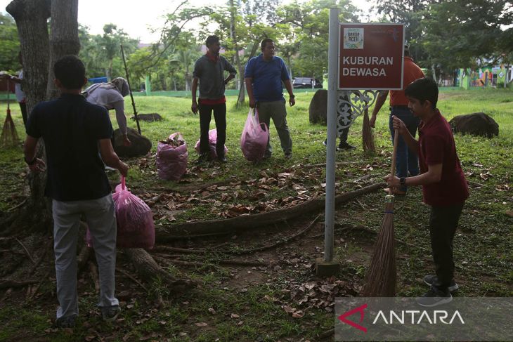 FOTO - Jumat bersih di kuburan massal tsunami Aceh