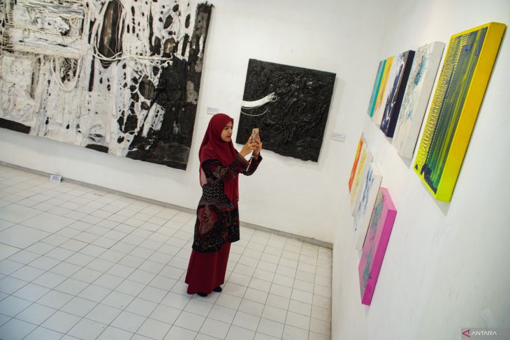 Pameran karya seni dari limbah plastik di Malang