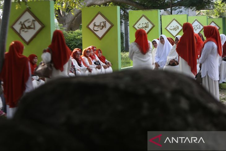 FOTO - Berdoa di kuburan massal tsunami Aceh