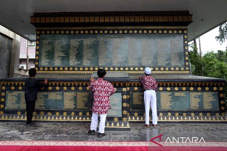 FOTO - Monumen catatan korban tsunami Aceh