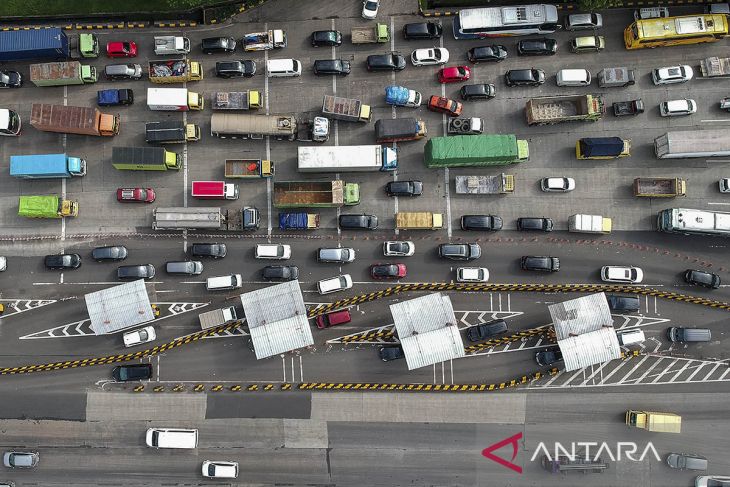 Antrean kendaraan menjelang Gerbang Tol Cikupa