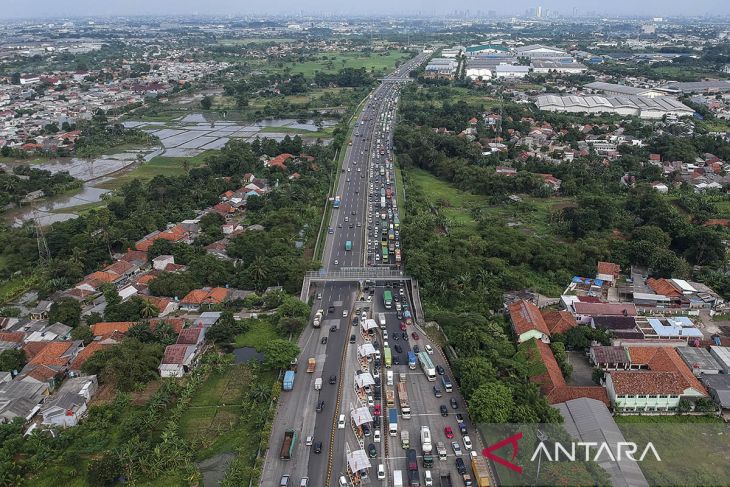 Antrean kendaraan menjelang Gerbang Tol Cikupa