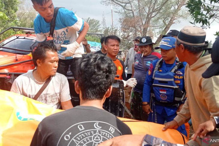 Evakuasi korban dihantam ombak di Belinyu