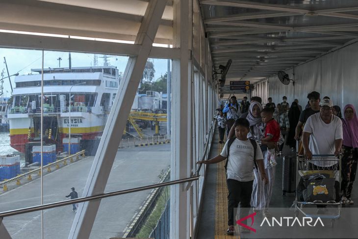 Pelabuhan Merak mulai dipadati penumpang