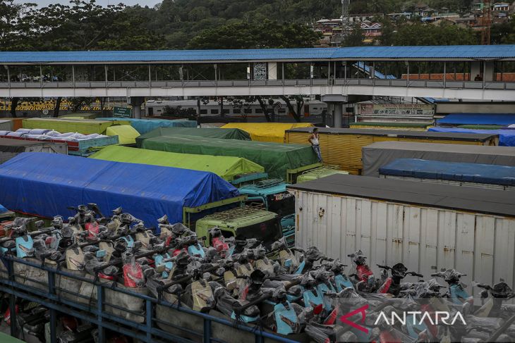 Pelabuhan Merak terpantau ramai lancar