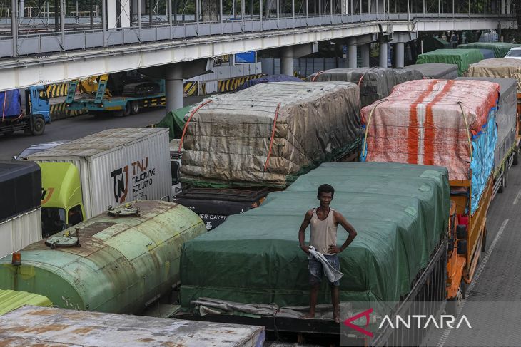 Pelabuhan Merak terpantau ramai lancar