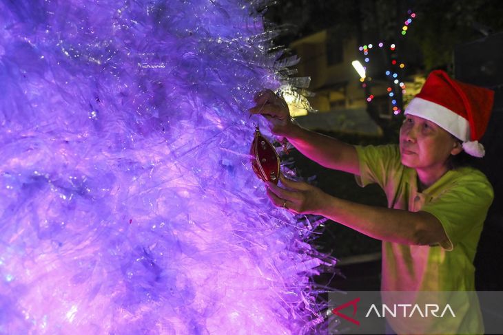 Pohon Natal dari limbah botol plastik