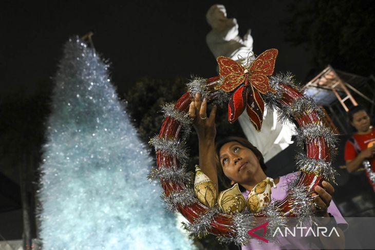 Pohon Natal dari limbah botol plastik