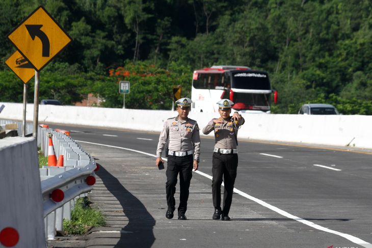 Olah TKP Kecelakaan di tol Malang