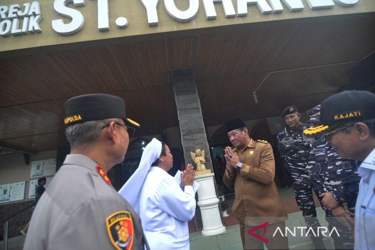 Peninjauan gereja jelang perayaan Natal di Bengkulu