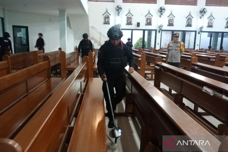 Sterilisasi gereja jelang ibadah Natal di Belitung 