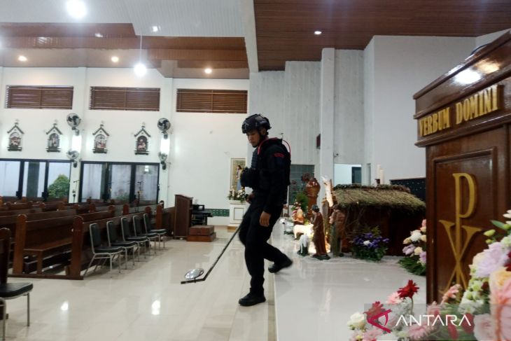 Sterilisasi gereja jelang ibadah Natal di Belitung 