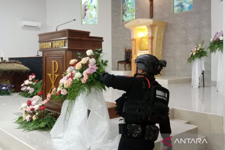 Sterilisasi gereja jelang ibadah Natal di Belitung 