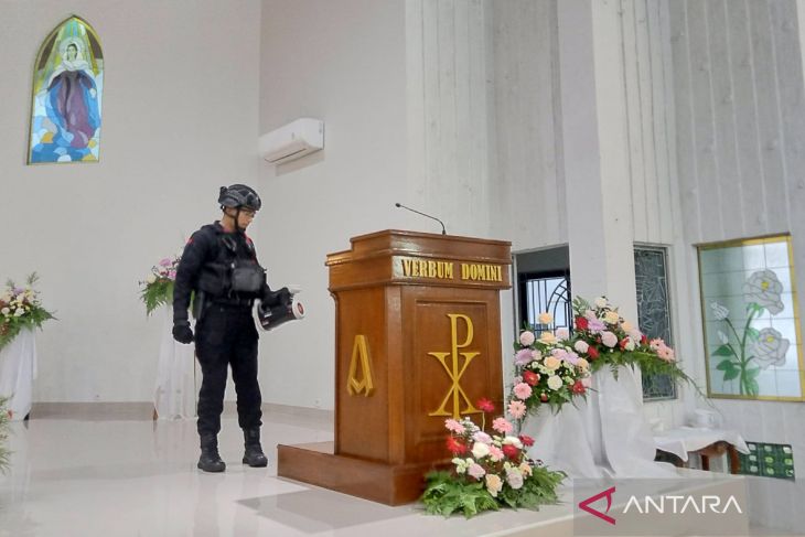 Sterilisasi gereja jelang ibadah Natal di Belitung 