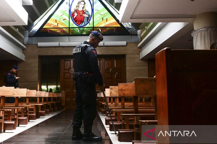 Sterilisasi gereja jelang malam Natal di Tangerang