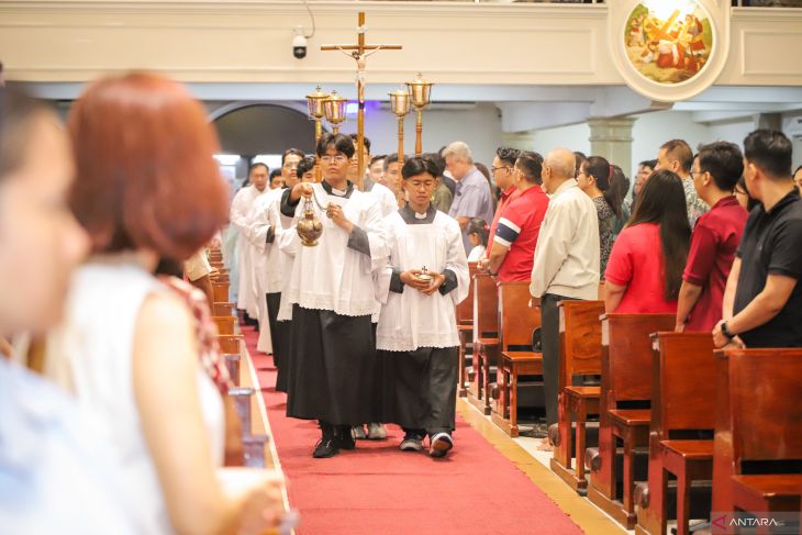 Misa malam Natal di Surabaya