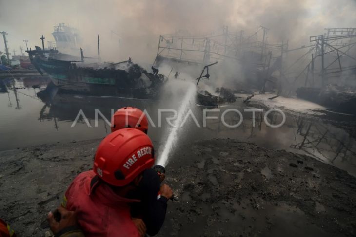 Kapal nelayan terbakar di Tegal