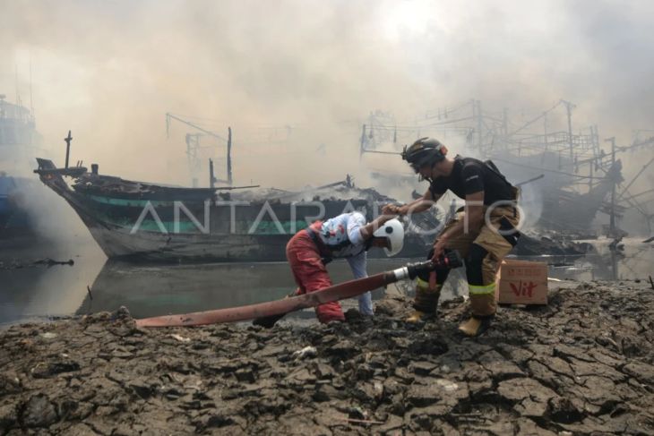 Kapal nelayan terbakar di Tegal