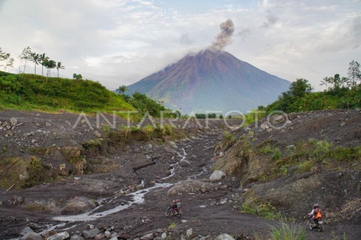 Erupsi Gunung Semeru semburkan abu vulkanis