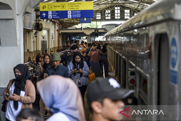 Prediksi jumlah penumpang kereta api lokal di Bandung