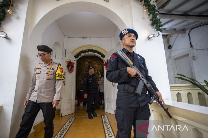 Sterilisasi gereja jelang misa Natal di Indramayu