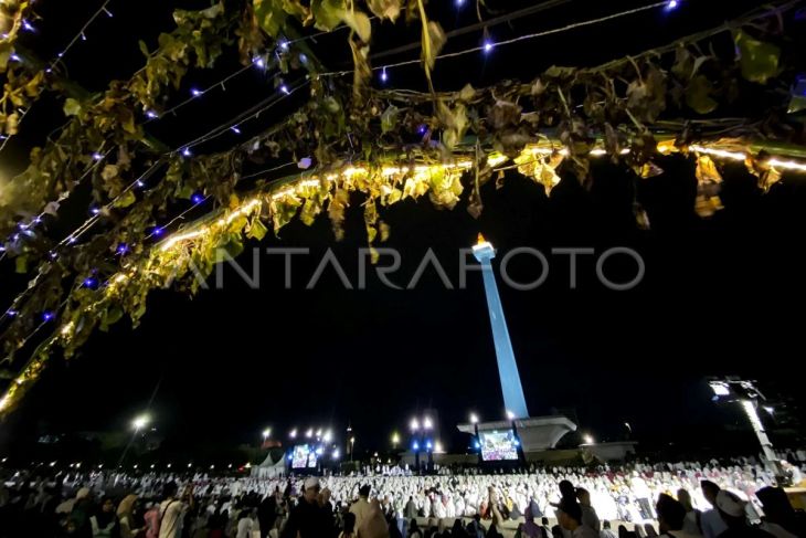 Muhasabah malam akhir tahun 2024 di Monas