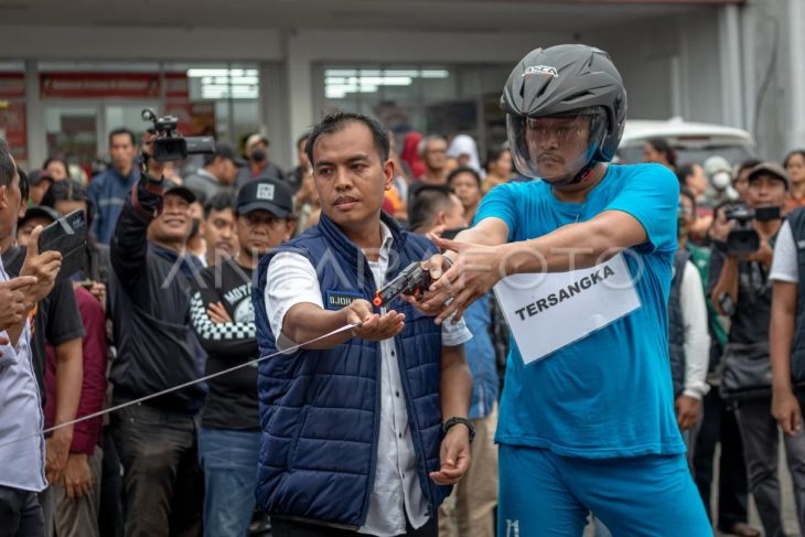 Aipda Robig melakukan rekonstruksi kasus penembakan pelajar hingga tewas