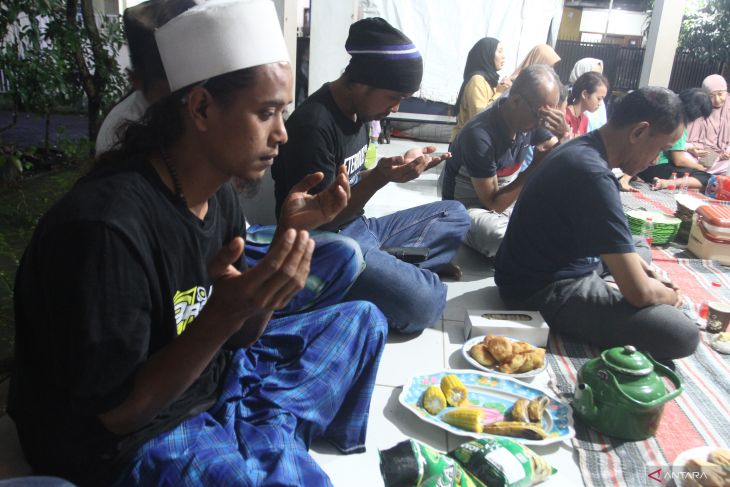 Kegiatan barbeku tahun baru warga di Malang