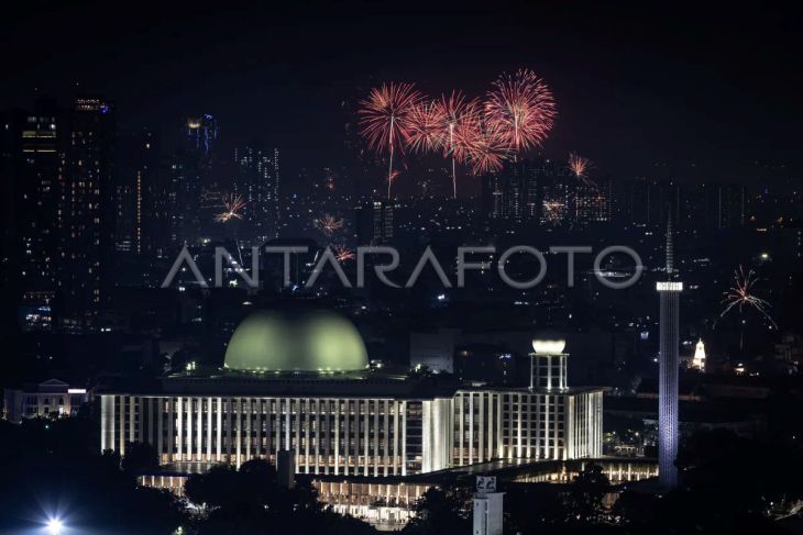 Perayaan tahun baru 2025 di Monas