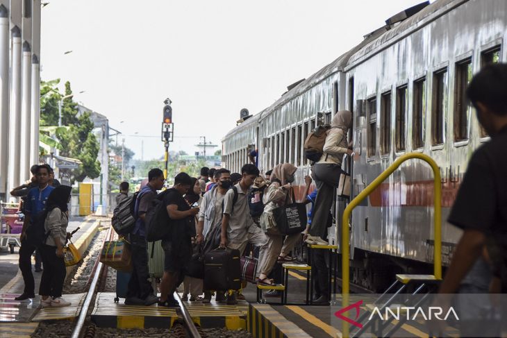 Arus balik penumpang KA di Stasiun Tasikmalaya