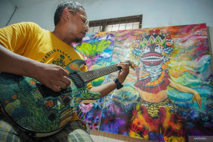 Seniman gitar lukis di Lumajang